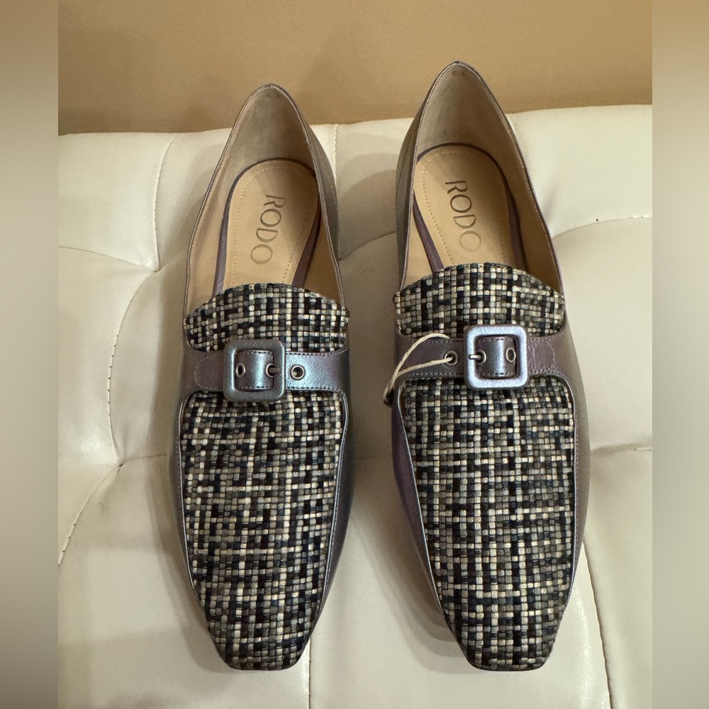 Rodo women’s Loafers. Italy. Leather and textile. 
True to size 5-5.5. Small fit